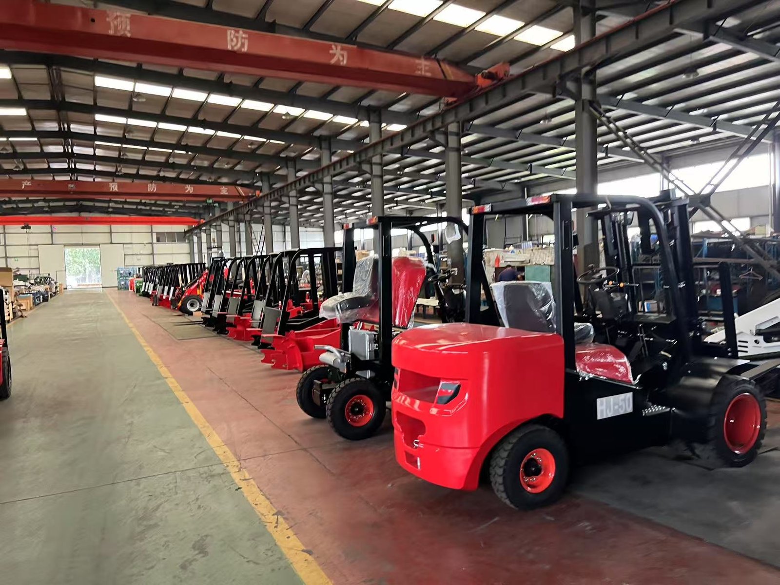 Inside RUNTX heavy-duty forklift assembly and manufacturing facility