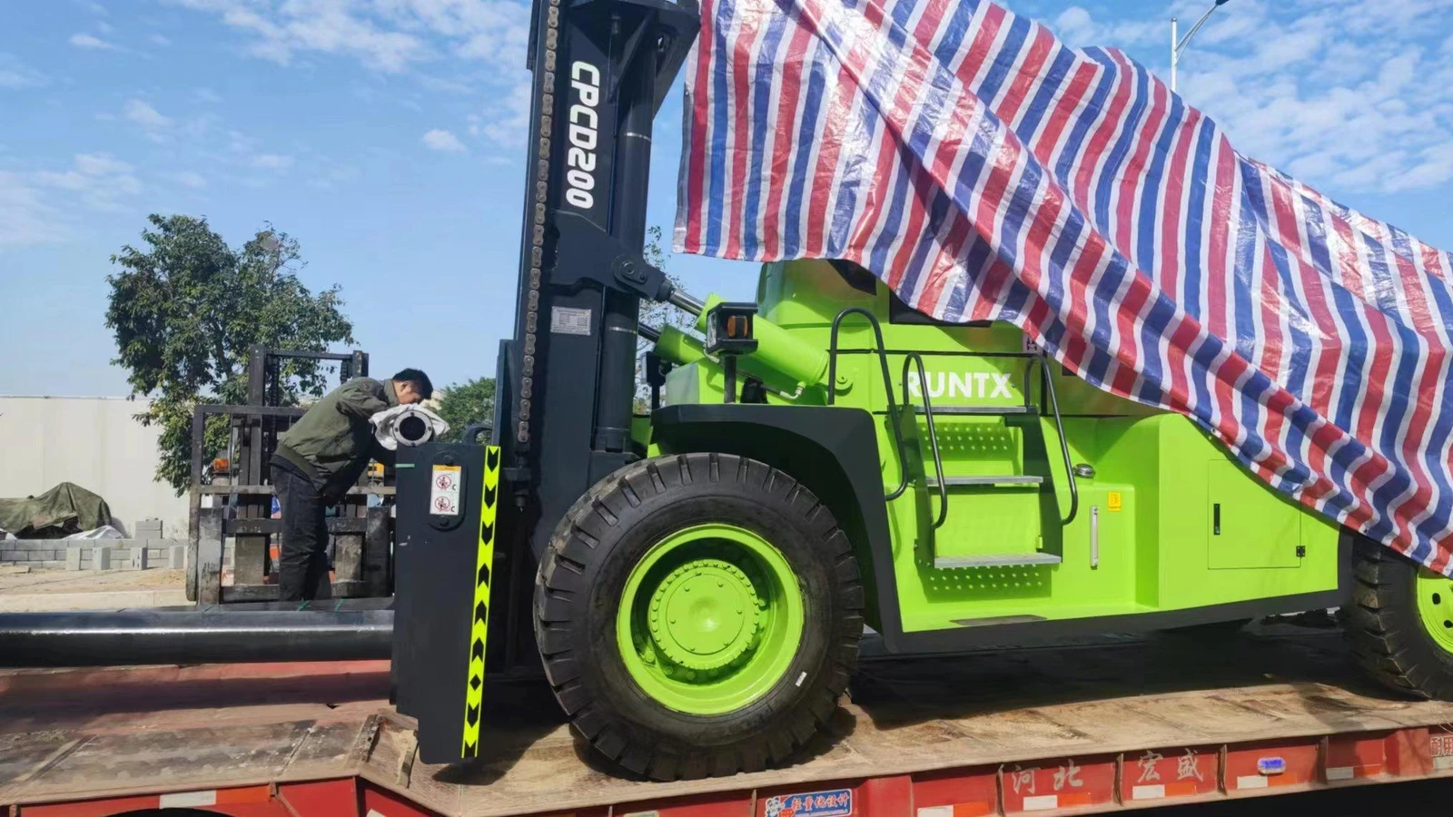 16 ton diesel forklift in port operations where it fits in container logistics (2)