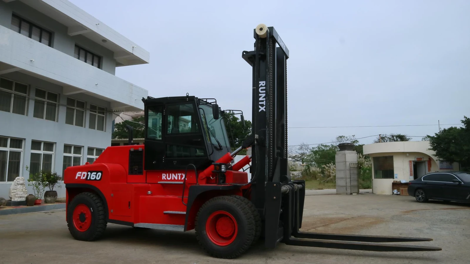 16 ton diesel forklift in port operations where it fits in container logistics (3)