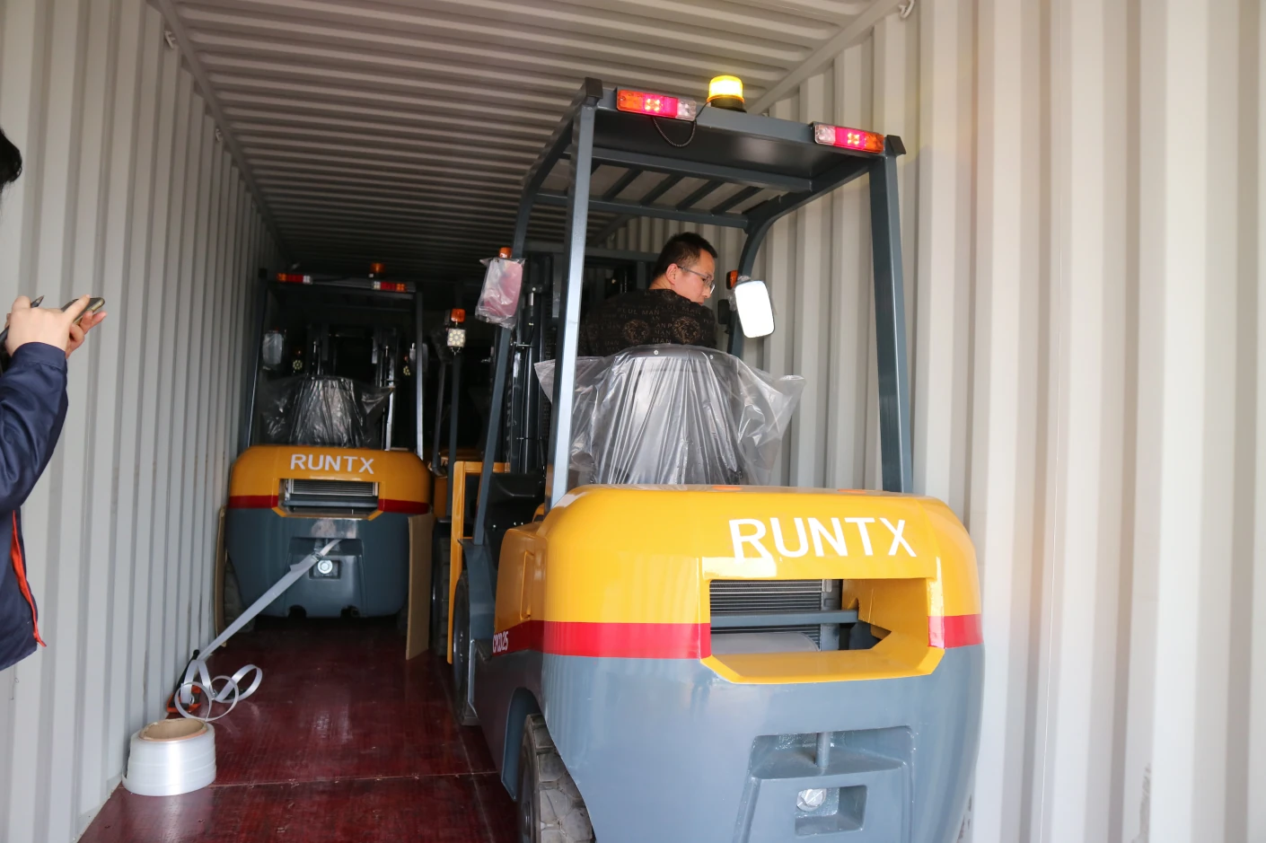 belgian runtx agent orders 18 units of 2.5 ton diesel & lpg forklifts (4)