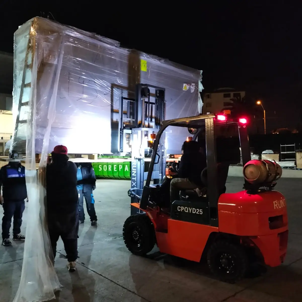 chilean customer puts runtx cpqyd25 lpg forklift to work at night (2)