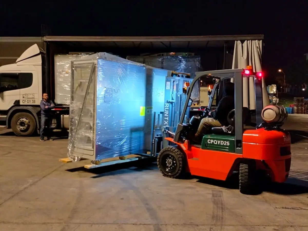 chilean customer puts runtx cpqyd25 lpg forklift to work at night (5)