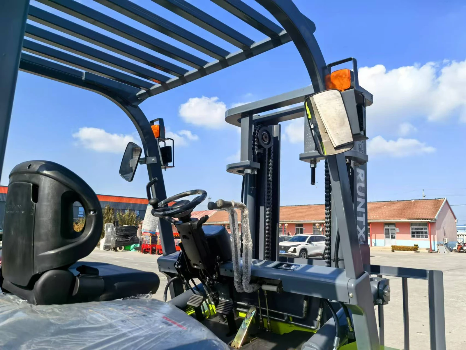 RUNTX diesel forklift mast and fork visibility detail