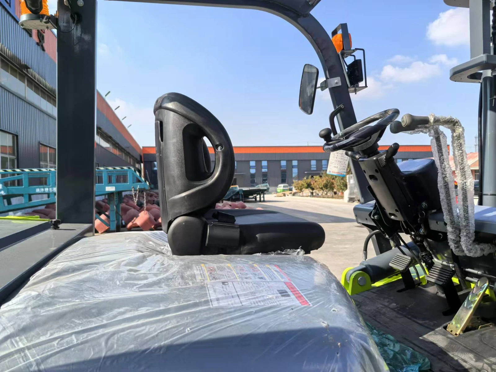 RUNTX diesel forklift seat and operating control levers