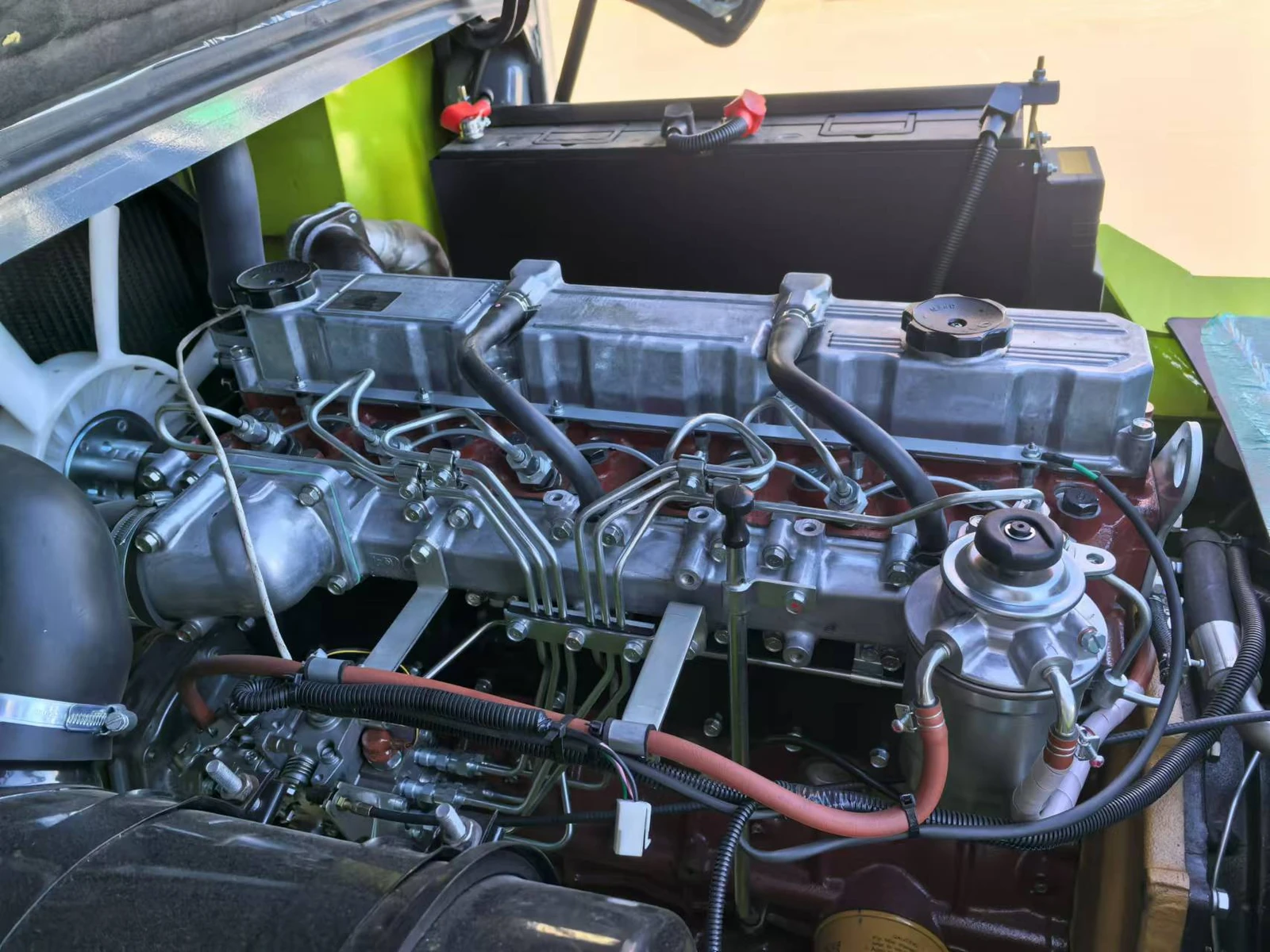 RUNTX diesel forklift engine compartment detail