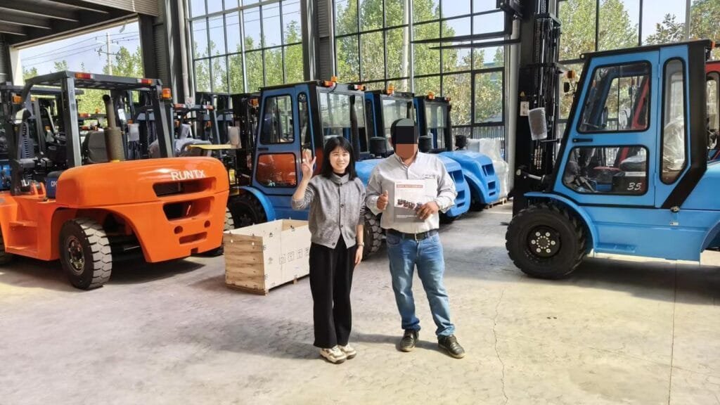 peruvian customer visits runtx forklift factory in china (1)