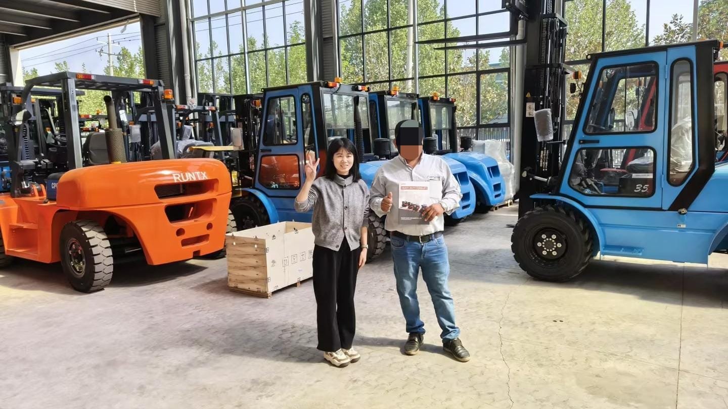 peruvian customer visits runtx forklift factory in china (1)
