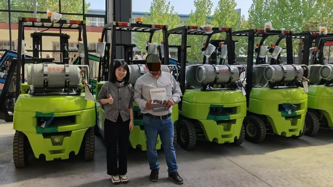 peruvian customer visits runtx forklift factory in china (2)