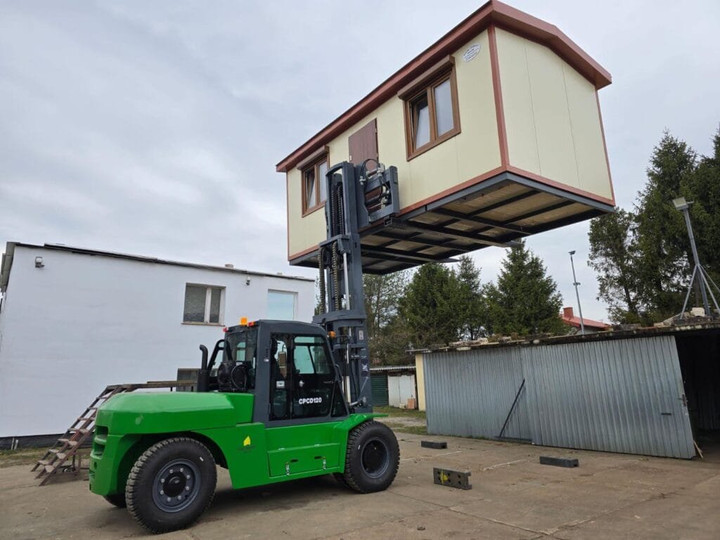 polish customer puts runtx cpcd120 12 ton diesel forklift to work