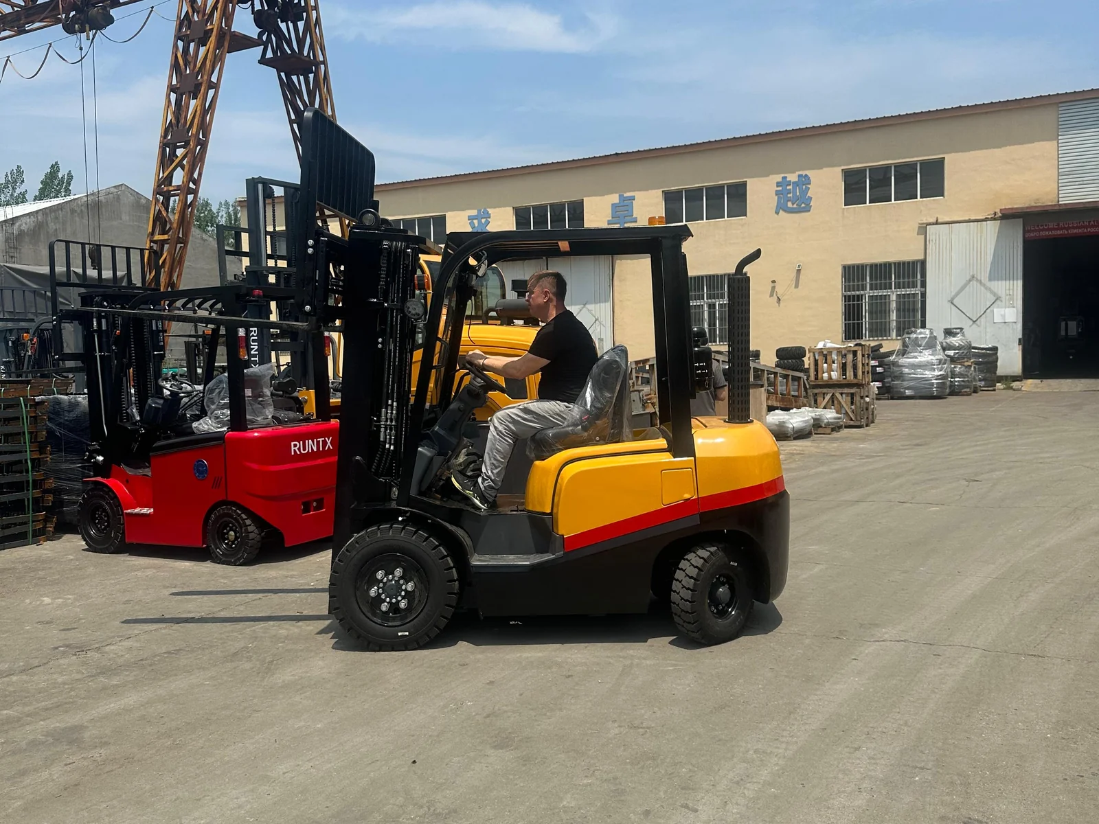 russian customers visit runtx forklift factory for on site inspection and test drive (1)