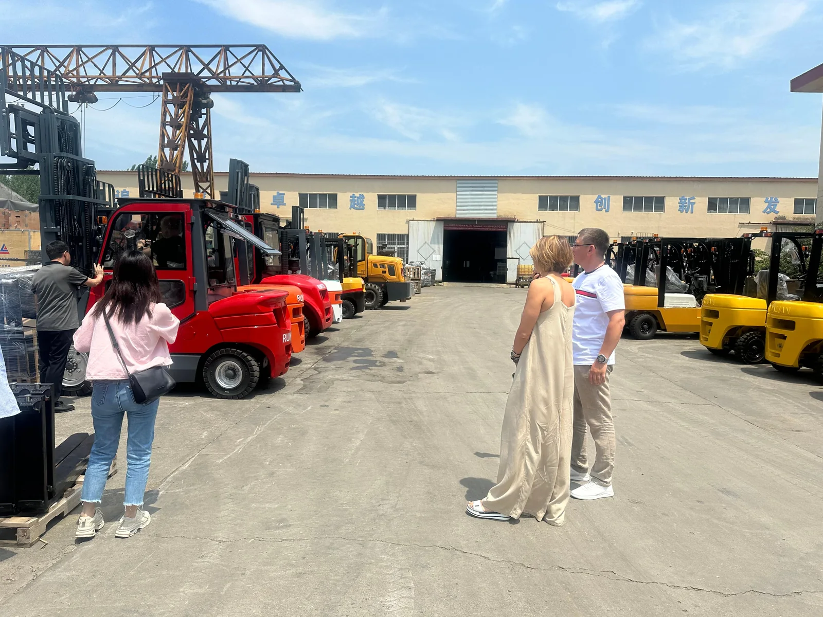 russian customers visit runtx forklift factory for on site inspection and test drive (2)