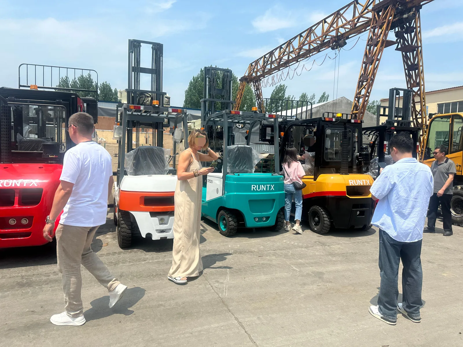 russian customers visit runtx forklift factory for on site inspection and test drive (3)