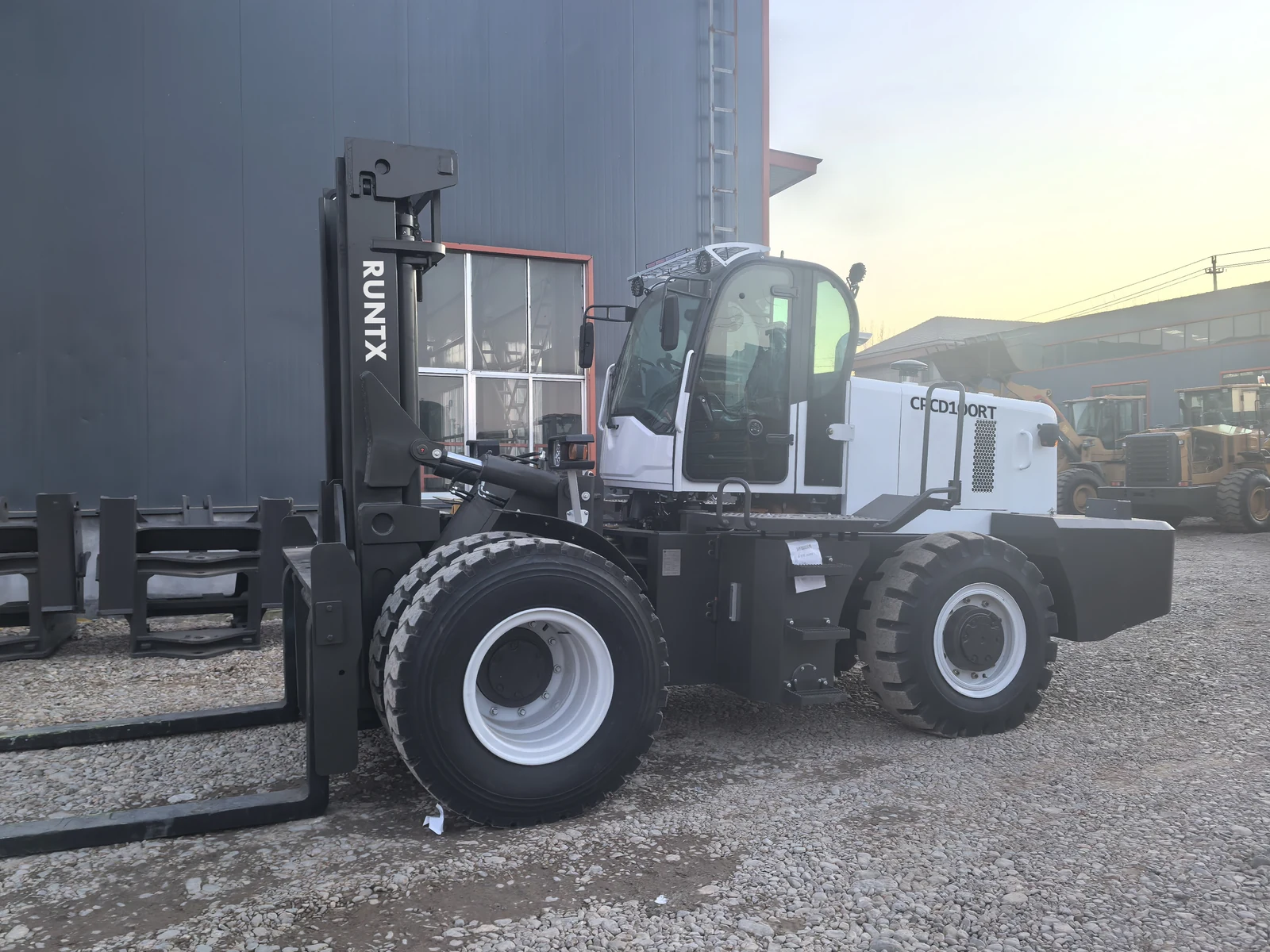 4wd vs 2wd rough terrain forklift which should you buy (2)