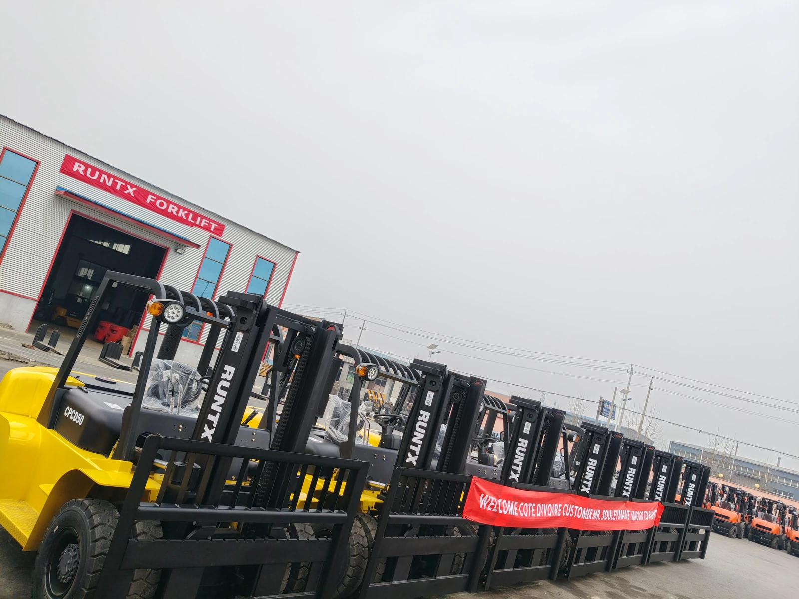 côte d’ivoire customer visits runtx factory to inspect cpcd50 5 ton diesel forklift (1)