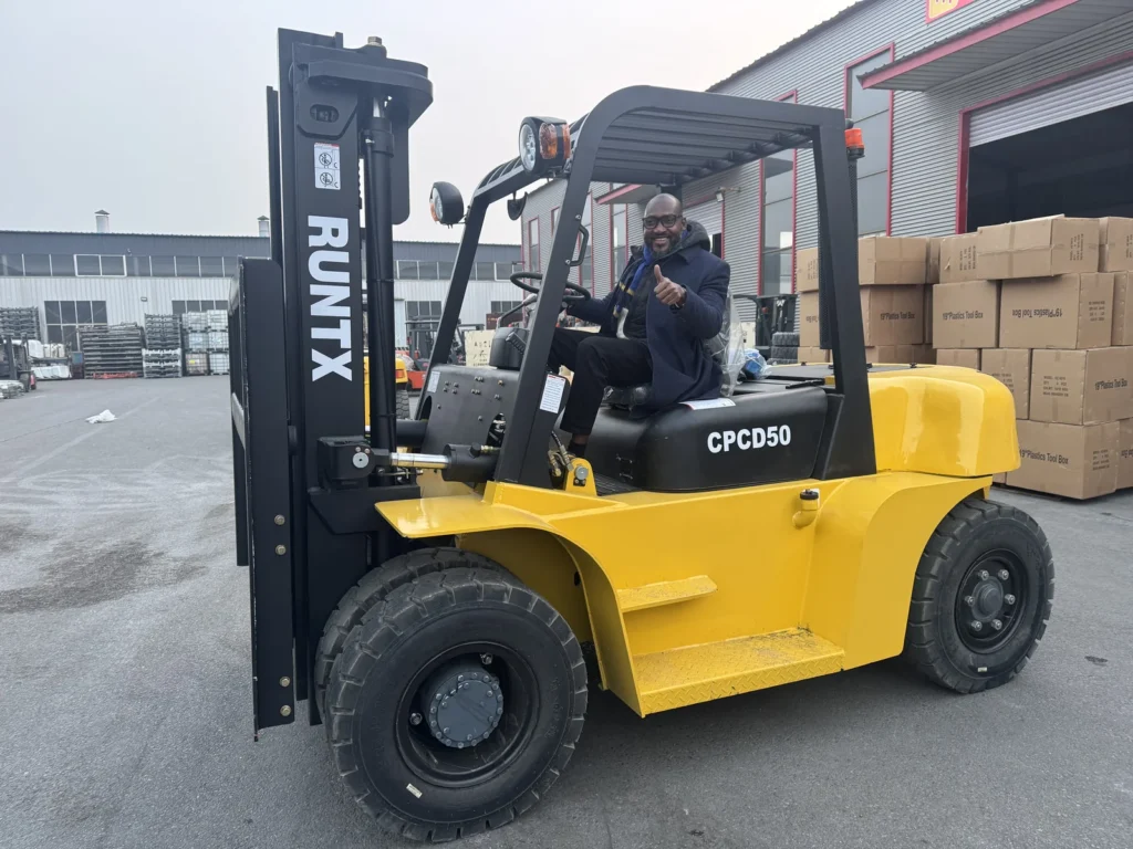 côte d’ivoire customer visits runtx factory to inspect cpcd50 5 ton diesel forklift (4)