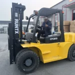 côte d’ivoire customer visits runtx factory to inspect cpcd50 5 ton diesel forklift (4)